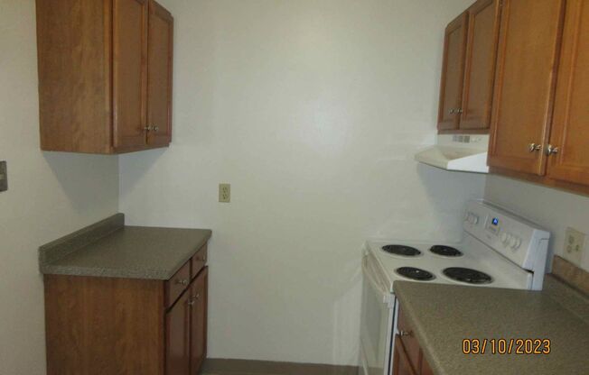 2 beds, 1 bath, $1,075, Unit 15621 - 03