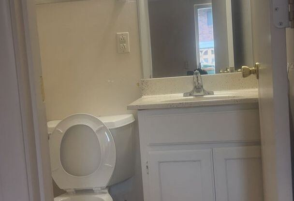 2 beds, 1.5 baths, 1,050 sqft, $1,250, Unit B05 Manor