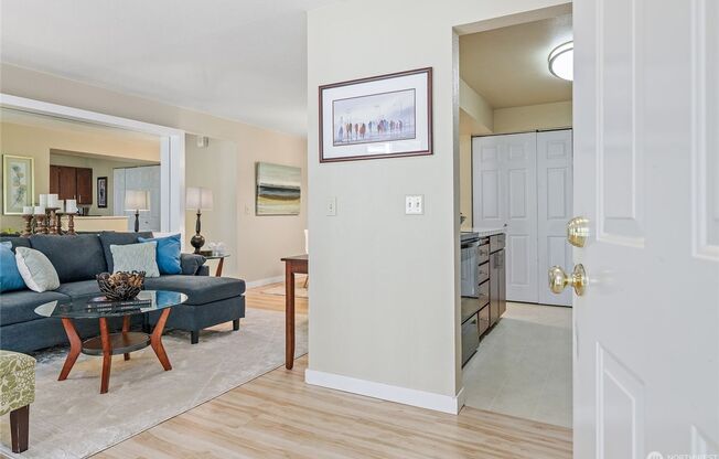 Updated 2 Bedroom Condo in Prime Redmond Location!