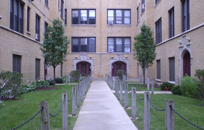 3 beds, 1 bath, 1,095 sqft, $1,995, Unit 1530-1A