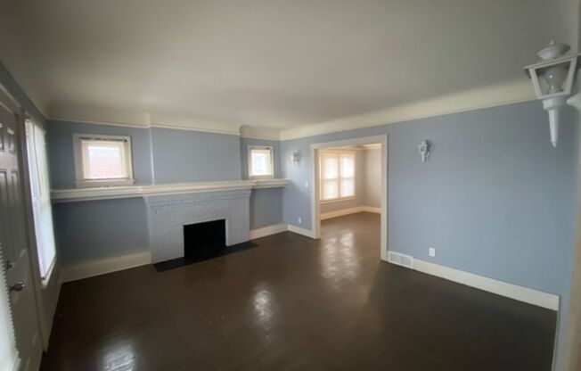 3 beds, 1 bath, 1,100 sqft, $1,300, Unit Lower