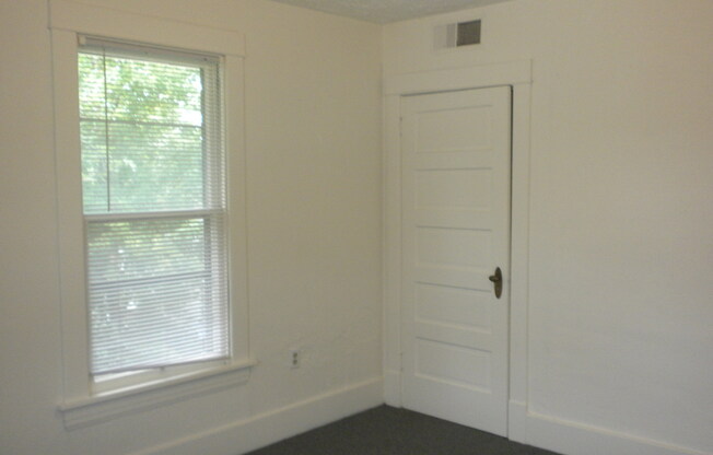 2 beds, 1 bath, $800, Unit Apt B