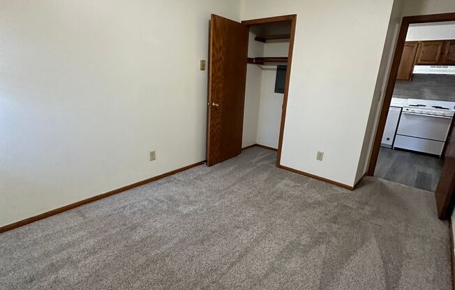 2 beds, 1 bath, $795, Unit Unit 07