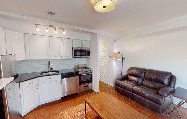 1 bed, 1 bath, $1,900, Unit (Apt B)