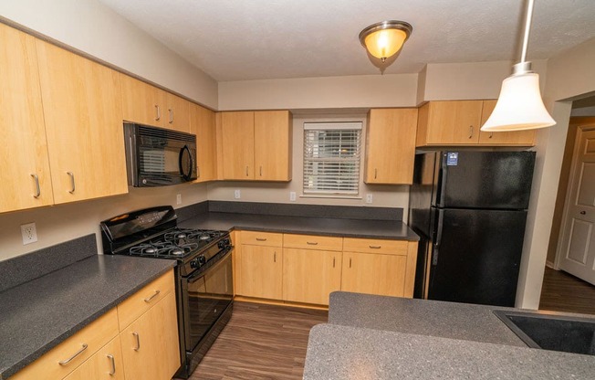Kitchen With Ample Storage at Lynbrook Apartment Homes and Townhomes, Nebraska