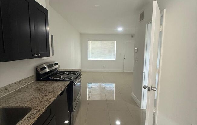 Studio, 1 bath, 306 sqft, $1,412, Unit 660-8