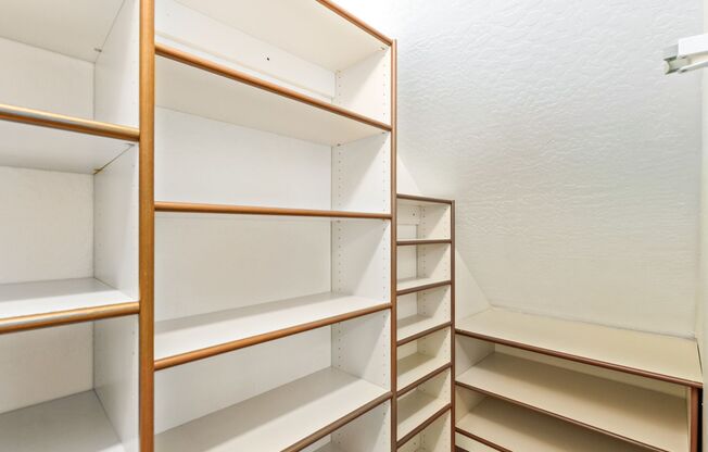 4 beds, 2.5 baths, $2,200, Unit #1171