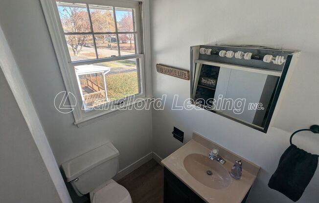 2 beds, 1 bath, $850, Unit # UPSTAIRS