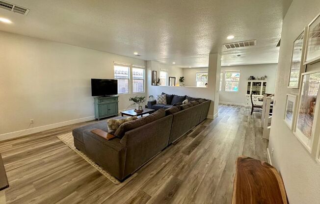 Spacious & Stylish 4-Bed in Summerlin with Balcony Retreat