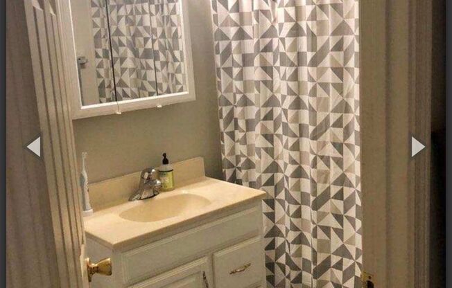 1 Bedroom Unit, fantastic Location