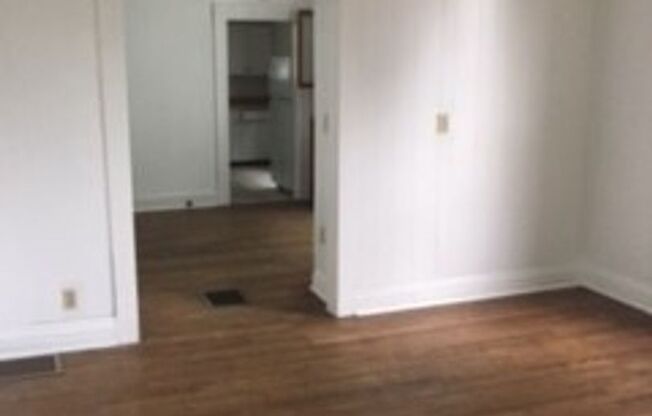 1 bed, 1 bath, $1,075, Unit South