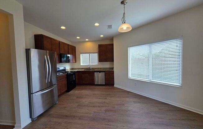 Spacious 4BR/2.5BA in Primrose Creek – Swim/Tennis Community