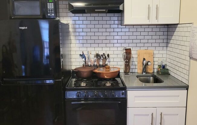 1 bed, 1 bath, $1,099, Unit B10