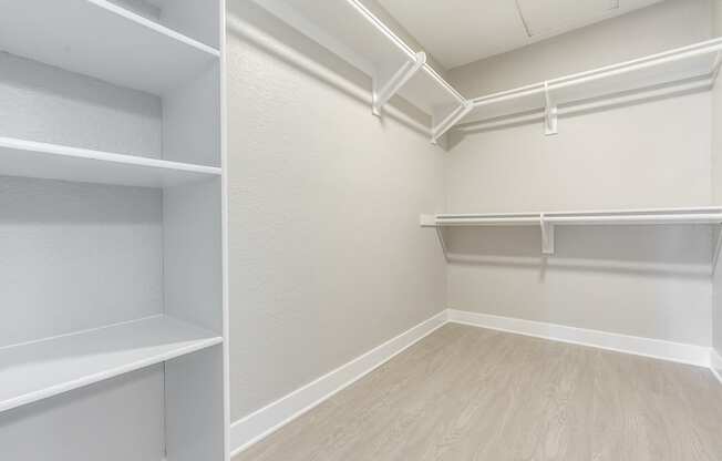 unfurnished walk in closet with built in shelving