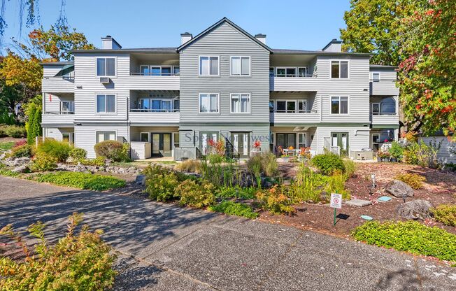 River-View 2BD/2BA End-Unit Condo at Heron Pointe — Steps to the Willamette Greenway