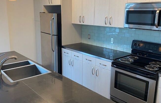 2 beds, 2 baths, 963 sqft, $1,979, Unit 402