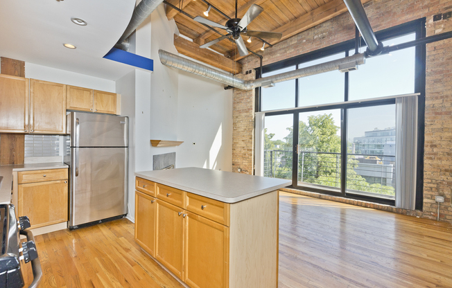 2210 W WABANSIA