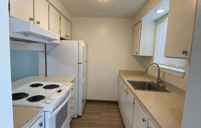 3 beds, 1 bath, $1,650, Unit 374W