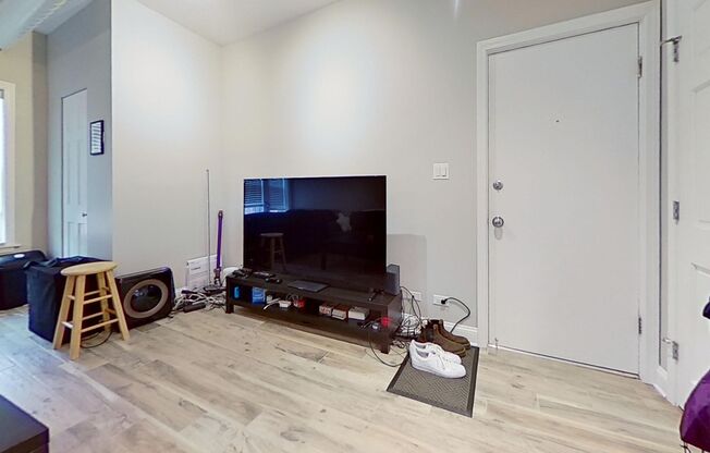 Top Floor East Lakeview Studio