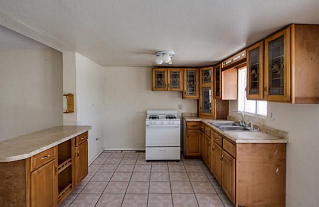 3 beds, 2 baths, $1,395