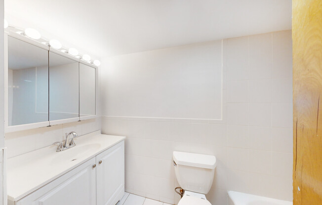 2 beds, 1 bath, 700 sqft, $2,300, Unit 23