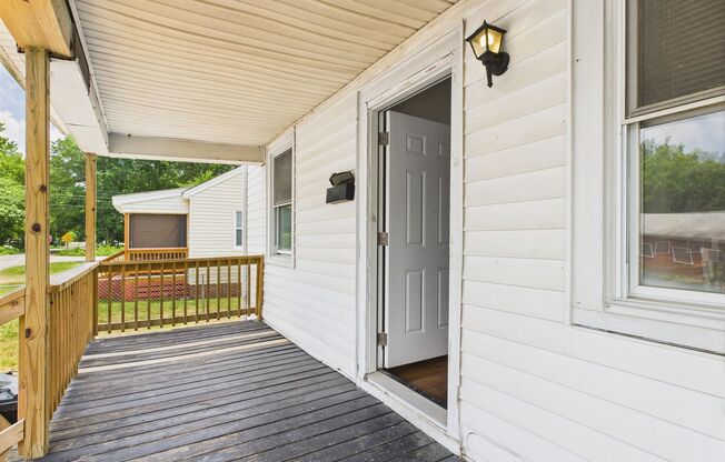 Charming 2 bedroom with Spacious Yard Available NOW!