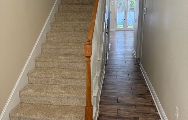 ORLANDO: 3 Bed/2.5 bath, 2 Story Townhome in Golden Heights!