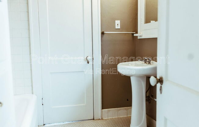 Studio, 1 bath, 675 sqft, $875, Unit 11
