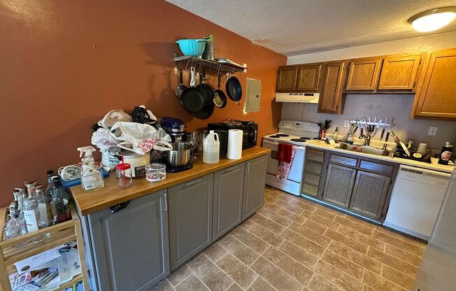 2 Bed/1 Bath - Close to T - Pool - Heat/Hot Water Included