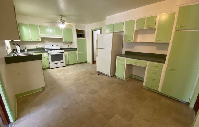 4/3.5 with Pool Home Located in NW Central Gainesville!