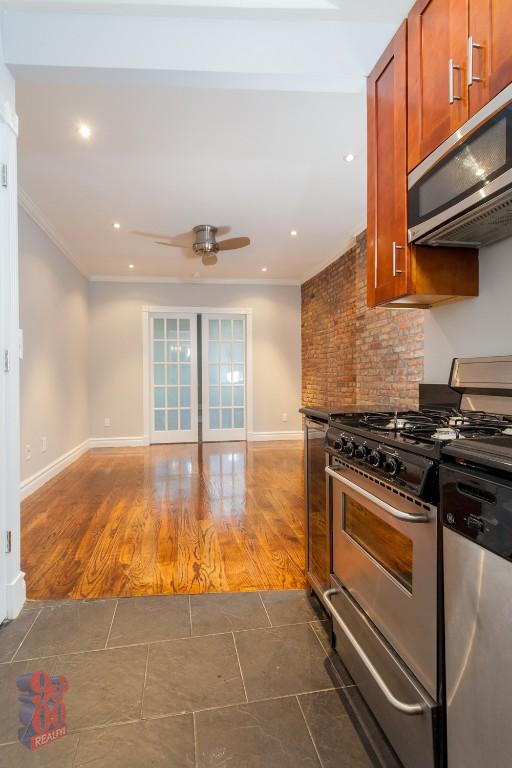 380 E 10 ST