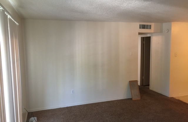 2 beds, 1 bath, 734 sqft, $825, Unit 36