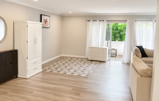Beautiful 2 Bedroom, 1 Bathroom, Upper Unit, Valley Glen Condominium for Lease!