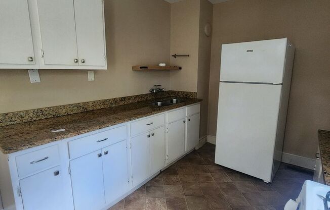 3 beds, 1 bath, $2,200, Unit Apt A