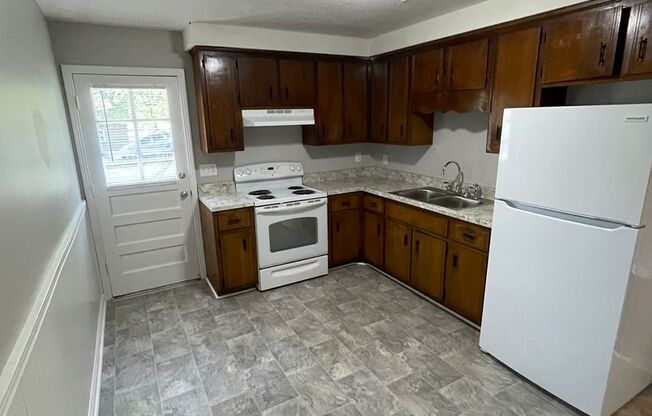 2 beds, 1 bath, 700 sqft, $795, Unit B