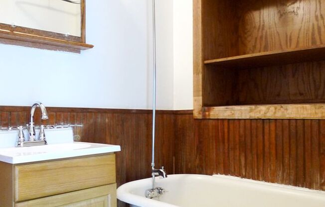 1 bed, 1 bath, 410 sqft, $860, Unit 21 - 32