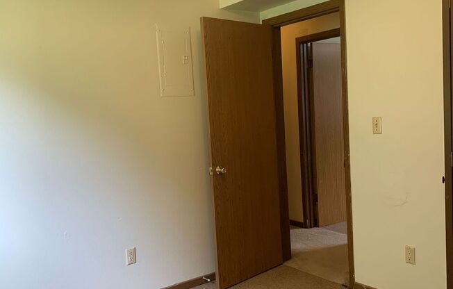 2 beds, 1 bath, $875, Unit A