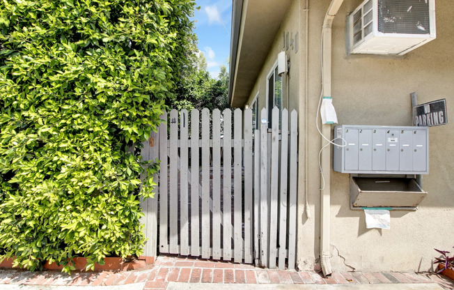 1040 N SIERRA BONITA AVE