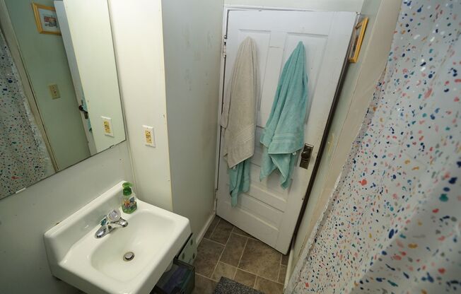 1 bed, 1 bath, $1,195, Unit B