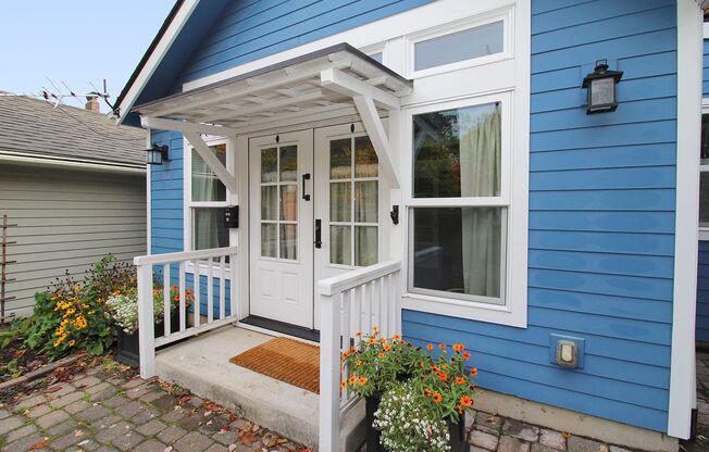 FULLY FURNISHED Spacious ADU Located in the heart of Portland's Historic Laurelhurst Neighborhood!