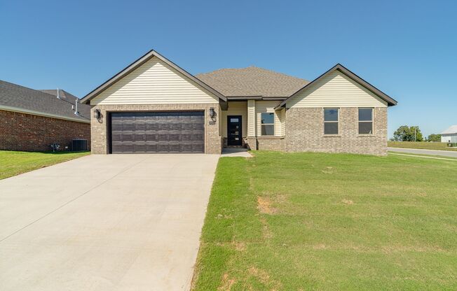 LIKE NEW 3-bedroom 2 bath Home in Prairie Grove!! FENCED YARD INCLUDED!