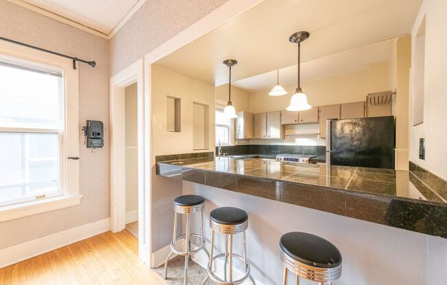 731 SW King Ave #18 - Get 50% Off First Month's Rent!