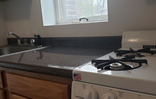 Studio, 1 bath, $565, Unit 33