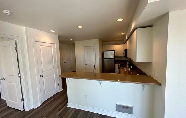 1 bed, 1.5 baths, 872 sqft, $2,395, Unit Unit 402