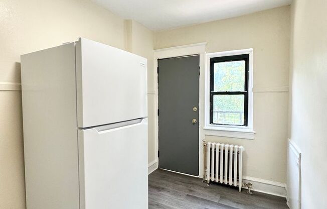 1 bed, 1 bath, $1,095, Unit E5