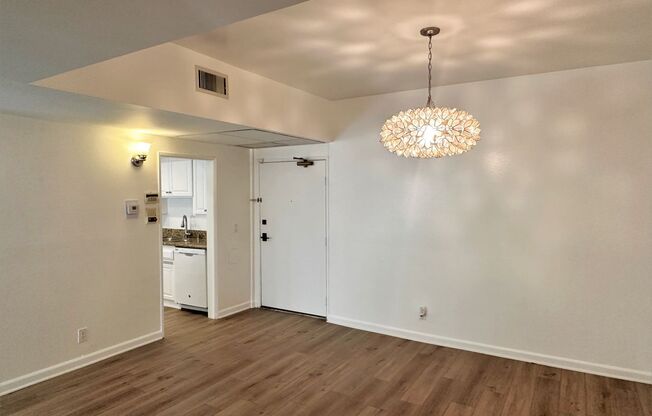Updated 2+2 in great condo complex