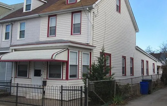 Beautiful, recently renovated 3bd 1.5 bath for Rent in the heart Bristol PA