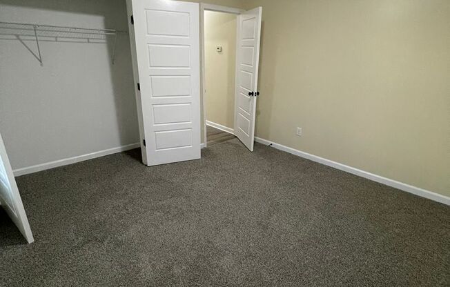 2 beds, 1 bath, $895, Unit 633 Colonette Drive