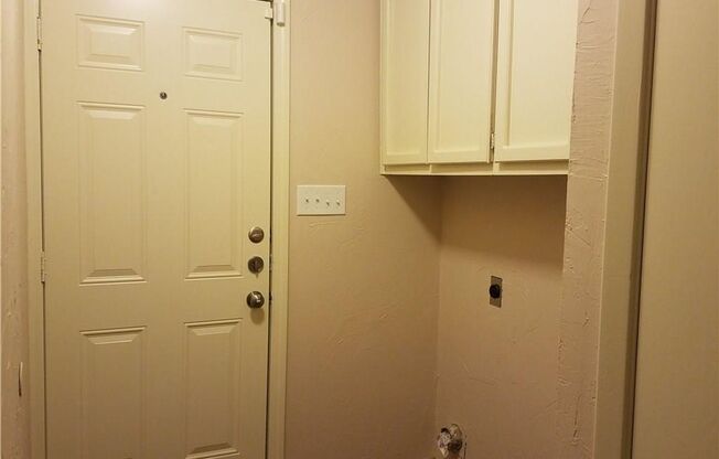 Welcome to this spacious 2-bedroom, 2-bath duplex located in the desirable South Ridge Addition.