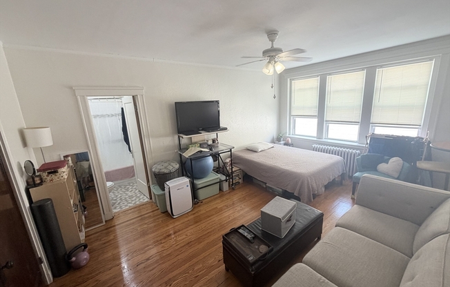 Studio, 1 bath, 550 sqft, $2,250, Unit 24